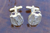 Boutons de Manchette Cadenas, Cadeaux BDSM, Faits Main en Etain par William Sturt aux Etains de Jumilhac