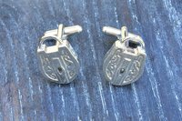 Boutons de Manchette Cadenas, Cadeaux BDSM, Faits Main en Etain par William Sturt aux Etains de Jumilhac