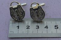 Boutons de Manchette Cadenas, Cadeaux BDSM, Faits Main en Etain par William Sturt aux Etains de Jumilhac