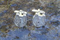 Boutons de Manchette Cadenas, Cadeaux BDSM, Faits Main en Etain par William Sturt aux Etains de Jumilhac