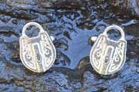 Boutons de Manchette Cadenas, Cadeaux BDSM, Faits Main en Etain par William Sturt aux Etains de Jumilhac