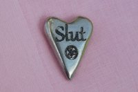 Slut (Salope), Jeton Érotique BDSM, Accessoires BDSM, Jeton de Soumise, Fait à la Main en Etain, par William Sturt des Etains de Jumilhac