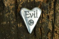 Evil (Méchante), Jeton Érotique BDSM, Accessoires BDSM, Jeton de Soumise, Fait à la Main en Etain, par William Sturt des Etains de Jumilhac