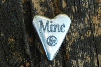Mine (La Mienne), Jeton Érotique BDSM, Accessoires BDSM, Jeton de Soumise, Fait à la Main en Etain, par William Sturt des Etains de Jumilhac