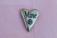 Mine (La Mienne, Le Mien), Jeton Érotique BDSM, Accessoires BDSM, Jeton de Soumise, Fait à la Main en Etain, Les Etains de Jumilhac