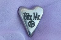 Bite Me (Mords Moi), Jeton Érotique BDSM, Accessoires BDSM, Jeton de Soumise, Fait à la Main en Etain, Les Etains de Jumilhac