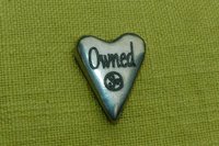 Owned (Possédée), Jeton Érotique BDSM, Accessoires BDSM, Jeton de Soumise, Fait à la Main en Etain, par William Sturt des Etains de Jumilhac