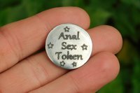 Anal Sex Token, Jeton BDSM, Accessoires BDSM, Jeton de Soumise, Fait à la Main en Etain, par William Sturt des Etains de Jumilhac