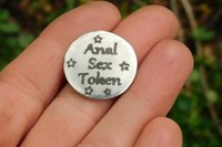 Anal Sex Token, Jeton BDSM, Accessoires BDSM, Jeton de Soumise, Fait à la Main en Etain, par William Sturt des Etains de Jumilhac