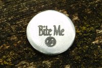 Jeton Érotique Bite Me (Mords Moi), Jeton BDSM, Accessoires BDSM, Jeton de Soumise, Fait à la Main en Etain, Les Etains de Jumilhac