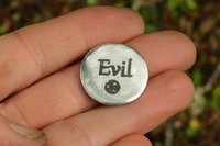 Porte-Bonheur Evil (Mechante), Jeton Érotique BDSM, Accessoires BDSM, Jeton de Soumise, Fait à la Main en Etain, Les Etains de Jumilhac
