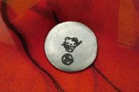 Porte-Bonheur Kitty Avec Fouet, Jeton Érotique BDSM, Accessoires BDSM, Jeton de Soumise, Fait à la Main en Etain, Les Etains de Jumilhac