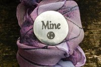 Porte-Bonheur Mine (La Mienne), Jeton Érotique, Accessoires BDSM, Jeton de Soumise, Fait à la Main en Etain, Les Etains de Jumilhac