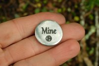 Porte-Bonheur Mine (La Mienne), Jeton Érotique, Accessoires BDSM, Jeton de Soumise, Fait à la Main en Etain, Les Etains de Jumilhac