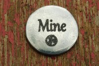 Porte-Bonheur Mine (La Mienne), Jeton Érotique, Accessoires BDSM, Jeton de Soumise, Fait à la Main en Etain, Les Etains de Jumilhac