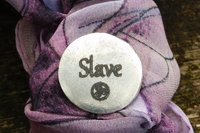 Porte-Bonheur Slave (Esclave), Jeton Érotique  BDSM, Accessoires BDSM, Jeton de Soumise, Fait à la Main en Etain, Les Etains de Jumilhac