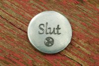 Porte-Bonheur Erotique, Slut (Salope), Jeton BDSM, Accessoires BDSM, Jeton de Soumise, Fait à la Main en Etain, Les Etains de Jumilhac
