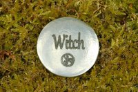 Porte-Bonheur Witch, Jeton Érotique BDSM, Accessoires BDSM, Jeton de Soumise, Fait à la Main en Etain, Les Etains de Jumilhac