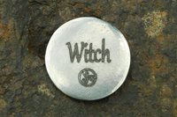 Porte-Bonheur Witch, Jeton Érotique BDSM, Accessoires BDSM, Jeton de Soumise, Fait à la Main en Etain, Les Etains de Jumilhac
