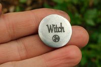 Porte-Bonheur Witch, Jeton Érotique BDSM, Accessoires BDSM, Jeton de Soumise, Fait à la Main en Etain, Les Etains de Jumilhac