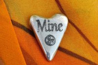 Mine (La Mienne), Jeton Érotique BDSM, Accessoires BDSM, Jeton de Soumise, Fait à la Main en Etain, par William Sturt des Etains de Jumilhac