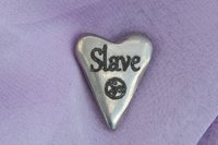 Slave (Esclave), Jeton Érotique BDSM, Accessoires BDSM, Jeton de Soumise, Fait à la Main en Etain, par William Sturt des Etains de Jumilhac