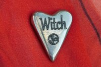 Witch (Sorcière), Jeton Érotique BDSM, Accessoires BDSM, Jeton de Soumise, Fait à la Main en Etain, par William Sturt des Etains de Jumilhac