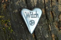 Witch (Sorcière), Jeton Érotique BDSM, Accessoires BDSM, Jeton de Soumise, Fait à la Main en Etain, par William Sturt des Etains de Jumilhac
