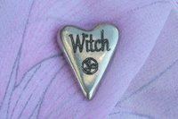 Witch (Sorcière), Jeton Érotique BDSM, Accessoires BDSM, Jeton de Soumise, Fait à la Main en Etain, par William Sturt des Etains de Jumilhac