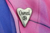Owned (Possédée), Jeton Érotique BDSM, Accessoires BDSM, Jeton de Soumise, Fait à la Main en Etain, par William Sturt des Etains de Jumilhac