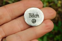 Porte-Bonheur Érotique, Jeton Bitch (Salope), Accessoires BDSM, Jeton de Soumise, Fait à la Main en Etain, Les Etains de Jumilhac