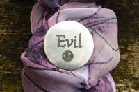 Porte-Bonheur Evil (Mechante), Jeton Érotique BDSM, Accessoires BDSM, Jeton de Soumise, Fait à la Main en Etain, Les Etains de Jumilhac
