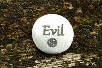 Porte-Bonheur Evil (Mechante), Jeton Érotique BDSM, Accessoires BDSM, Jeton de Soumise, Fait à la Main en Etain, Les Etains de Jumilhac