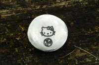 Porte-Bonheur Kitty, Jeton Érotique BDSM, Accessoires BDSM, Jeton de Soumise, Fait à la Main en Etain, Les Etains de Jumilhac