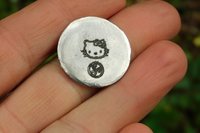 Porte-Bonheur Kitty, Jeton Érotique BDSM, Accessoires BDSM, Jeton de Soumise, Fait à la Main en Etain, Les Etains de Jumilhac