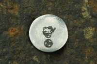 Porte-Bonheur Kitty Avec Fouet, Jeton Érotique BDSM, Accessoires BDSM, Jeton de Soumise, Fait à la Main en Etain, Les Etains de Jumilhac