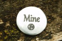 Porte-Bonheur Mine (La Mienne), Jeton Érotique, Accessoires BDSM, Jeton de Soumise, Fait à la Main en Etain, Les Etains de Jumilhac