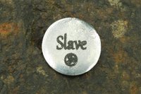 Porte-Bonheur Slave (Esclave), Jeton Érotique  BDSM, Accessoires BDSM, Jeton de Soumise, Fait à la Main en Etain, Les Etains de Jumilhac