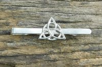 Pince à Cravate Triquetra, Glissière Triquetra, Faite Main en Etain par William Sturt des Etains de Jumilhac