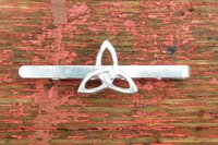 Pince à Cravate Triquetra, Accessoires Triquetra, Faite Main en Etain par William Sturt des Etains de Jumilhac
