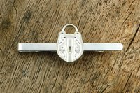 Pince à Cravate Cadenas, Faite Main en Étain, Fabrication Artisanale Française, aux Étains de Jumilhac