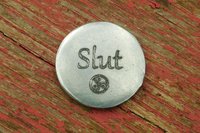 Slut (Salope), Jeton Érotique BDSM, Accessoires BDSM, Jeton de Soumise, Fait à la Main en Etain, par William Sturt des Etains de Jumilhac