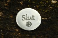 Slut (Salope), Jeton Érotique BDSM, Accessoires BDSM, Jeton de Soumise, Fait à la Main en Etain, par William Sturt des Etains de Jumilhac