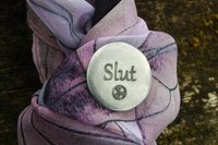 Slut (Salope), Jeton Érotique BDSM, Accessoires BDSM, Jeton de Soumise, Fait à la Main en Etain, par William Sturt des Etains de Jumilhac