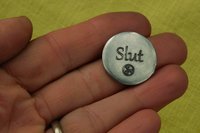 Slut (Salope), Jeton Érotique BDSM, Accessoires BDSM, Jeton de Soumise, Fait à la Main en Etain, par William Sturt des Etains de Jumilhac
