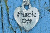 Pendentif BDSM Fuck Off, Accessoire de Soumise, Cordon Noué en Permanance, Fait Main en Etain, Les Etains de Jumilhac