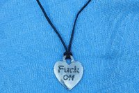 Pendentif BDSM Fuck Off, Accessoire de Soumise, Cordon Noué en Permanance, Fait Main en Etain, Les Etains de Jumilhac