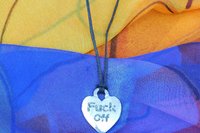 Pendentif BDSM Fuck Off, Accessoire de Soumise, Cordon Noué en Permanance, Fait Main en Etain, Les Etains de Jumilhac