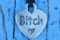 Pendentif BDSM Bitch (Salope), Accessoire de Soumise, Cordon Noué en Permanance, Fait Main en Etain, Les Etains de Jumilhac
