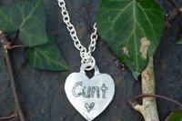 Pendentif BDSM cunt, Accessoire de Soumise, Cordon Noué en Permanance, Fait Main en Etain, Les Etains de Jumilhac